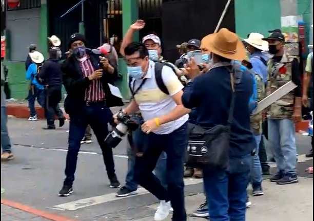 Veteranos militares del Ejército de Guatemala agreden al fotoperiodista de Prensa Libre, Esbin García, quien documentaba los disturbios causados por este grupo en el Congreso de la República, el martes 19 de octubre de 2021. (Foto Prensa Libre: Cortesía Quorum.gt)