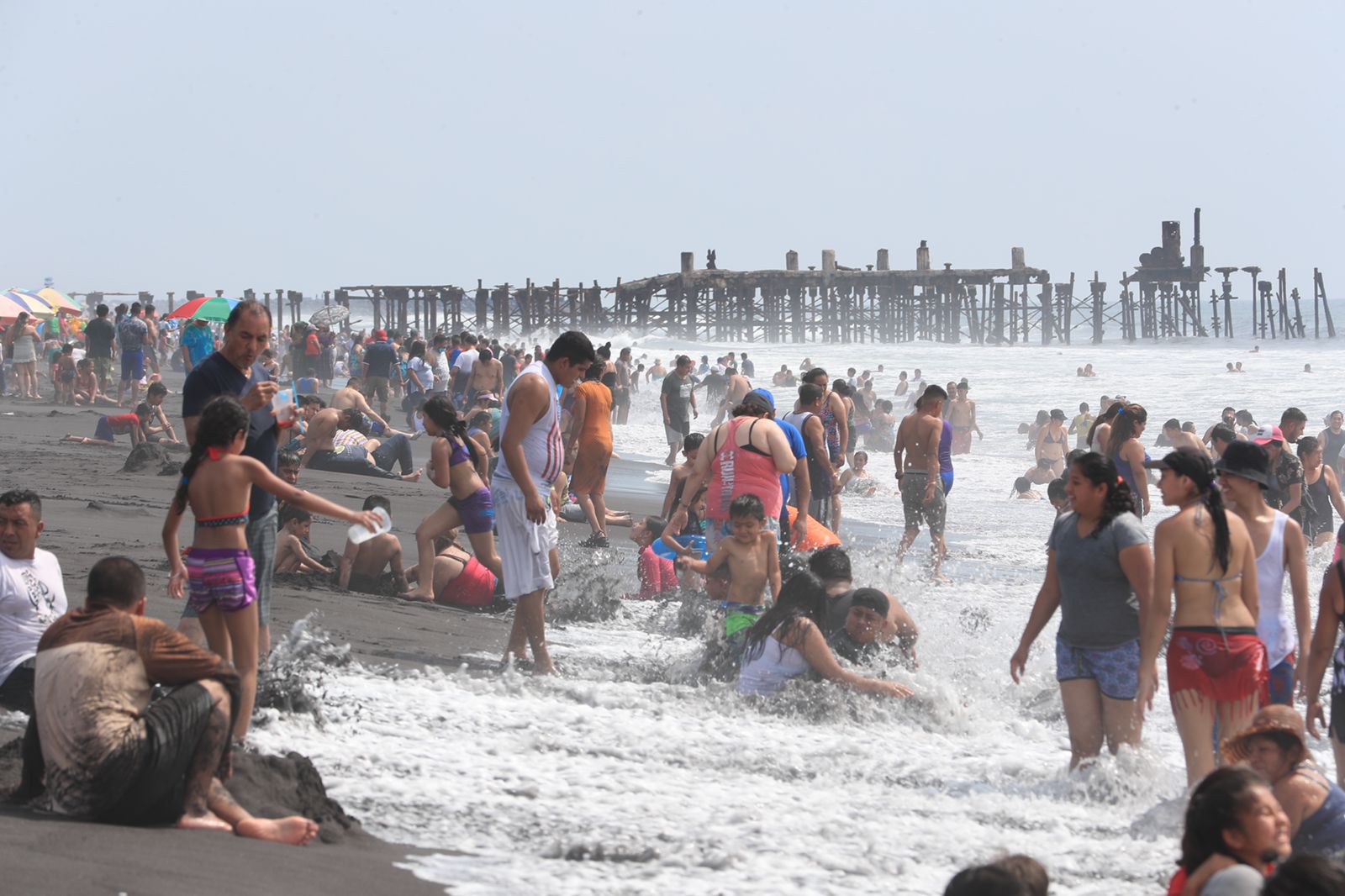 IMÁGENES: Pese a la alerta roja en el Puerto de San José, cientos de guatemaltecos llegan a la playa por descanso largo del 1 de noviembre