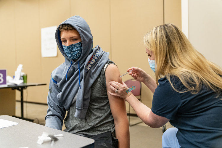 Un adolescente recibe la vacuna contra el COVID-19 en Mineápolis, el 13 de mayo de 2021. (Aaron Nesheim/The New York Times)