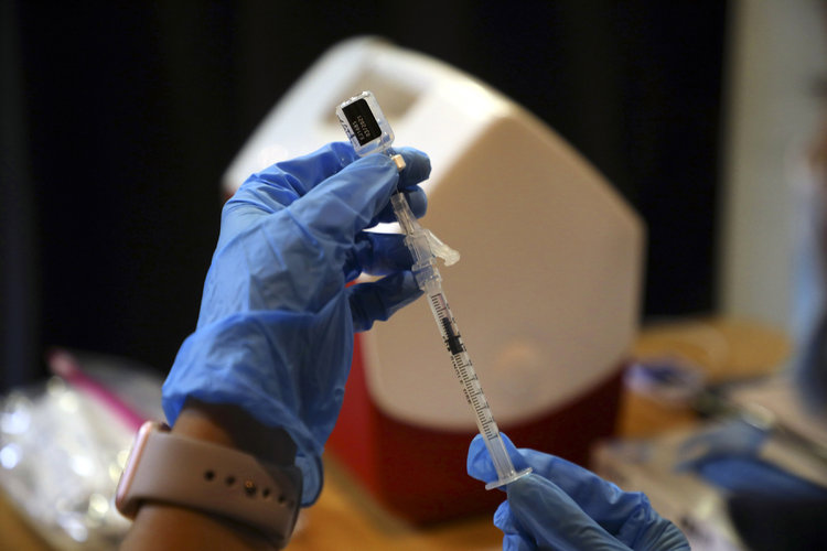 Una jeringa es llenada con una dosis de la vacuna contra COVID-19 en un centro de vacunación en Rohnert Park, California, el 27 de enero de 2021. (Jim Wilson/The New York Times)