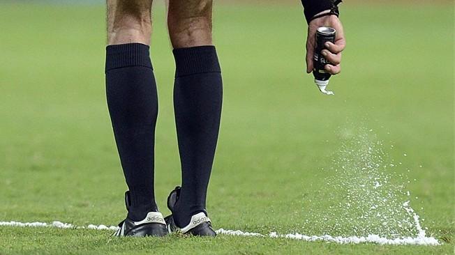 La Fifa deberá pagarle a Pablo Silva y Haine Allemagne, creadores del aerosol que se usa para marcar las distancias de las barreras, 120 millones de euros. Foto Conmebol.