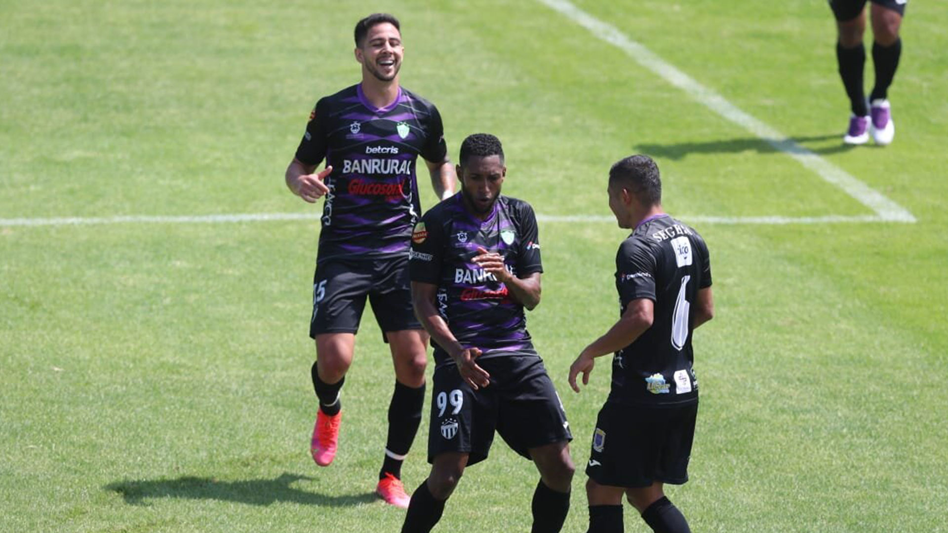 Los jugadores de Antigua GFC, Pedro Báez (izquierda), Romario Da Silva (Centro) y Carlos Mejía festejan el único tanto de su equipo ante Comunicaciones. (Foto Prensa Libre: Juan Diego Gónzalez)