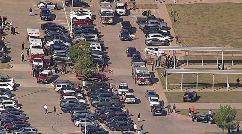 Fuerte presencia policial luego de la balacera en secundaria  Timberview en Arlington. Texas. (Foto Prensa Libre: KXAS-TV (NBC5))