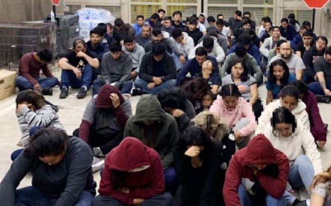 Los migrantes fueron encontrados a punto de congelarse dentro del vehículo. (Foto: Univisión Noticias/Facebook)