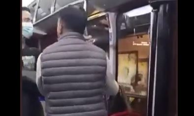 Video: un pasajero le da tremenda paliza a policía por exigirle que se ponga la mascarilla