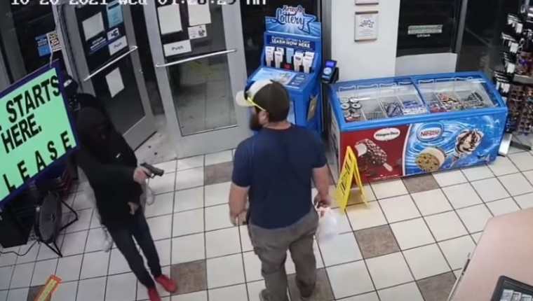 Sujetos intentan robar a mano armada un local, pero este hombre lo impide. (Captura de YouTube)