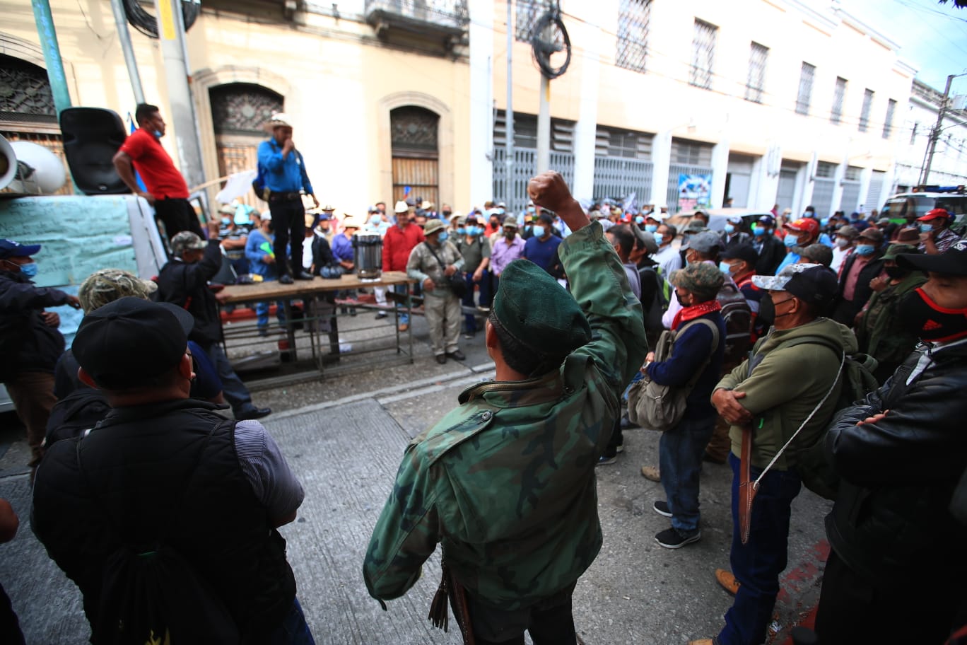 Veteranos militares levantan bloqueos tras acuerdo, pero advierten de que tomarán la ciudad capital si no se cumple