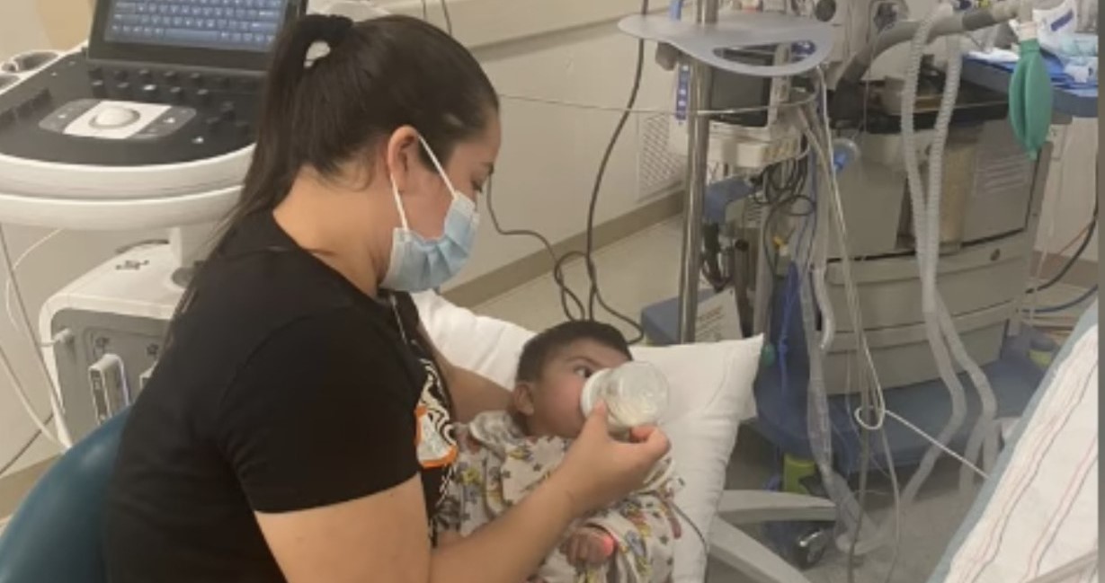 La pequeña Marcela Paredes junto a su madre en un hospital especializado en Boston, EE. UU. (Foto Prensa Libre: Cortesía)