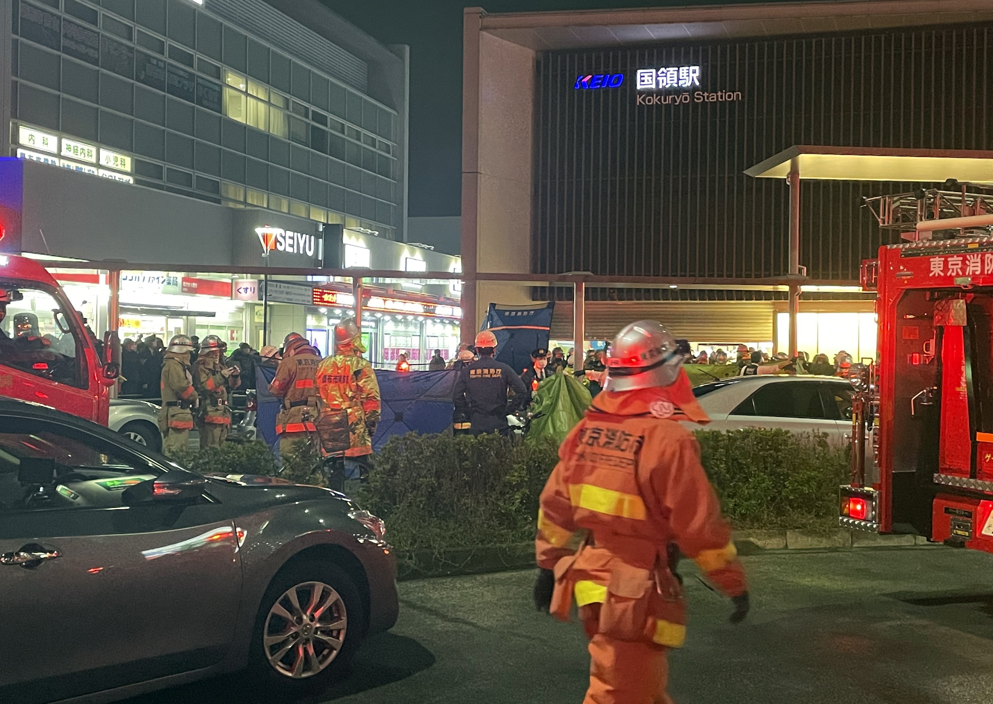 El suceso tuvo lugar en la línea de cercanías Keio, a la altura de la estación Kokuryo (al oeste de la capital) en torno a las 20 horas (23:00 Guatemala) de este domingo. Foto Prensa Libre: EFE/EPA/JIJI PRESS JAPAN 