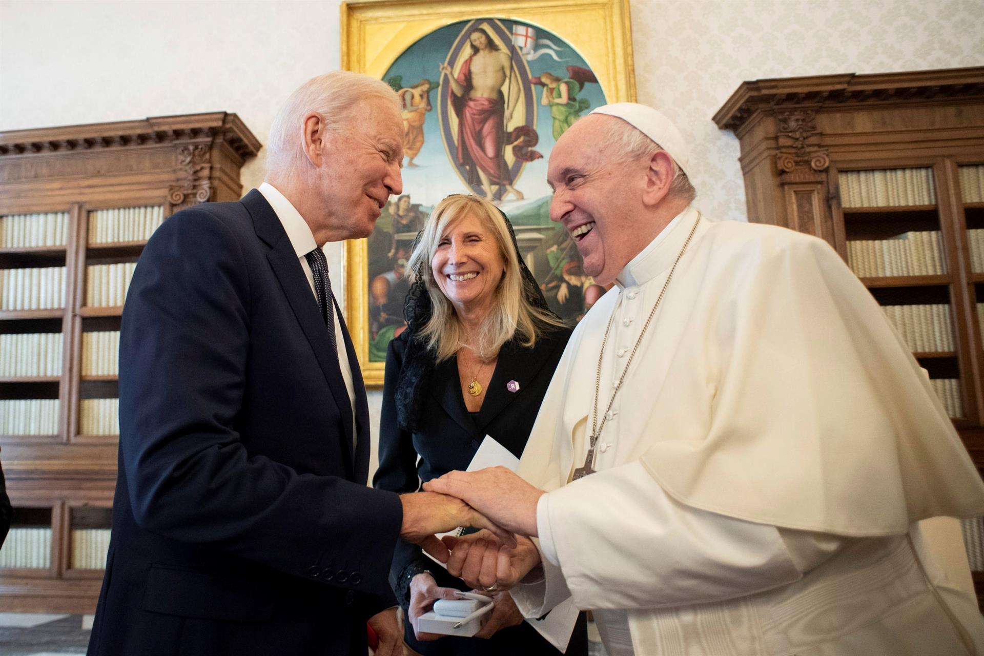 Joe Biden es el segundo presidente católico de la Historia de los Estados Unidos en ser recibido por un papa, después de John Kennedy. (Foto Prensa Libre: EFE)