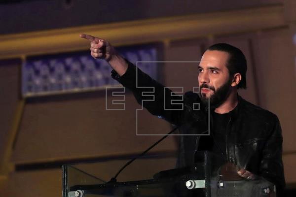 Nayib Bukele ha negado en varias ocasiones que en El Salvador exista una dictadura, ante críticos que lo señalan de dictador. (Foto Prensa Libre: EFE)