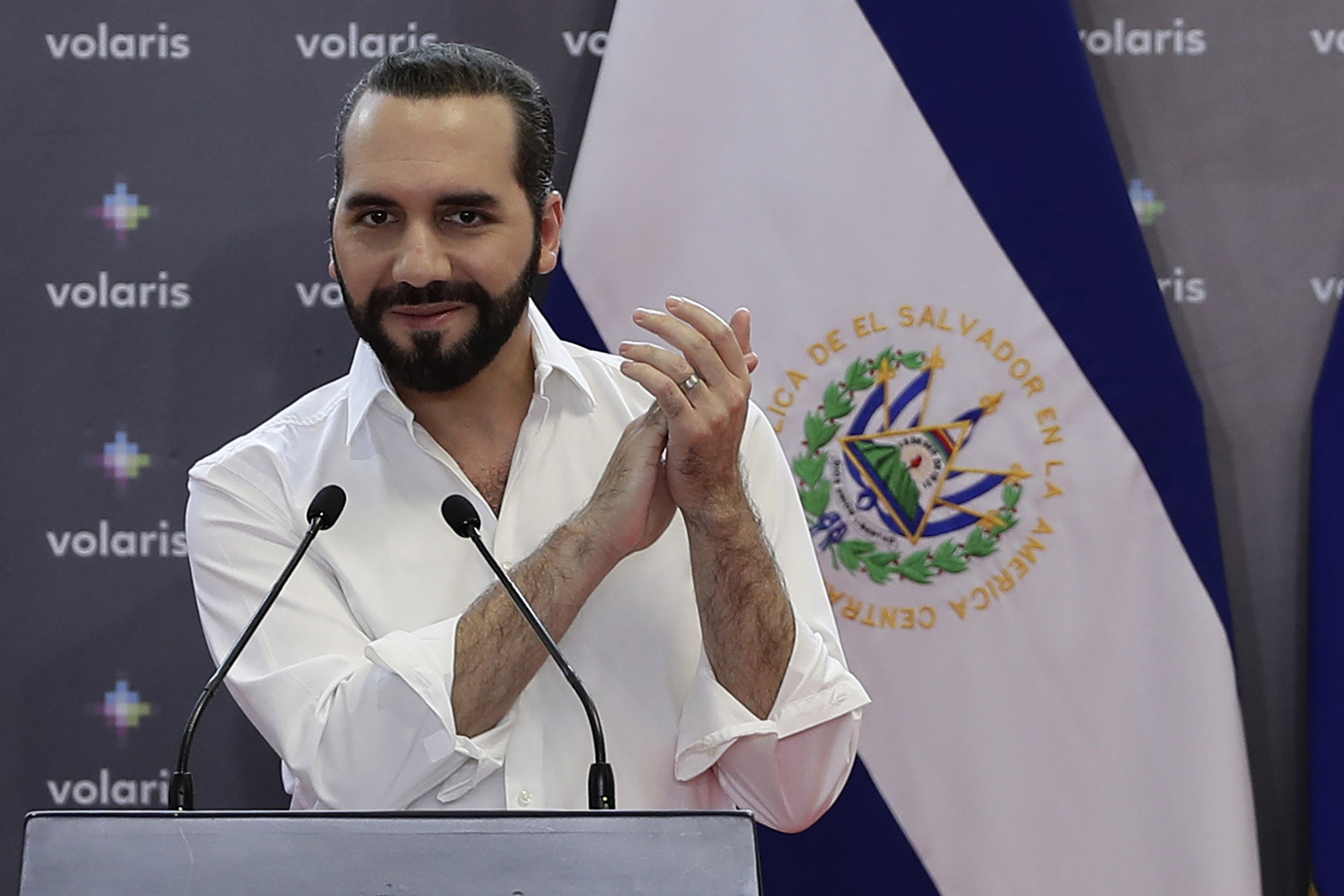 El presidente de El Salvador, Nayib Bukele, aplaude durante la inauguración de las operaciones de Volaris en su país. (Foto Prensa Libre: EFE)