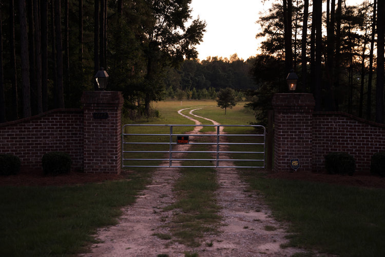 La reja de entrada a la finca de Islandton, Carolina del Sur, donde fueron encontrados la esposa y el hijo de Alex Murdaugh asesinados de un disparo. (Travis Dove/The New York Times)