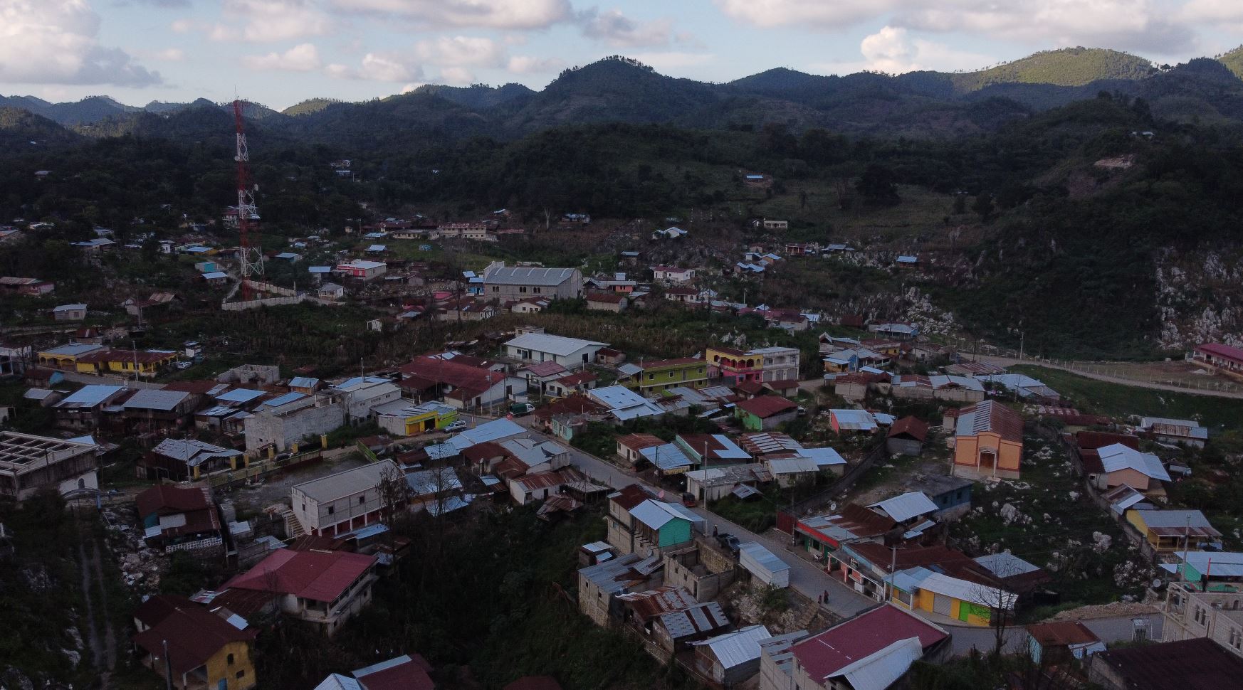 Vista aérea de Campur, San Pedro Carchá. Un año después de las tormentas Eta e Iota, esta aldea comienza a recuperarse, sin ayuda del Gobierno. (Foto Prensa Libre: Carlos Hernández)