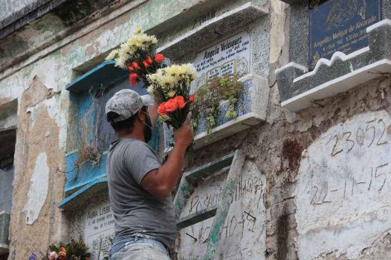 El aforo de visitantes ha sido regulado en los cementerios de Guatemala por el covid-19. (Foto Prensa Libre: Hemeroteca PL)