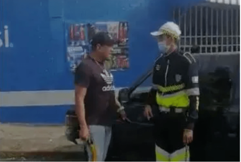 Expertos consideran que el uso discrecional de la ley y reglamentos de tránsito genera confrontaciones entre autoridades y vecinos. Fotografía: Redes Sociales. 