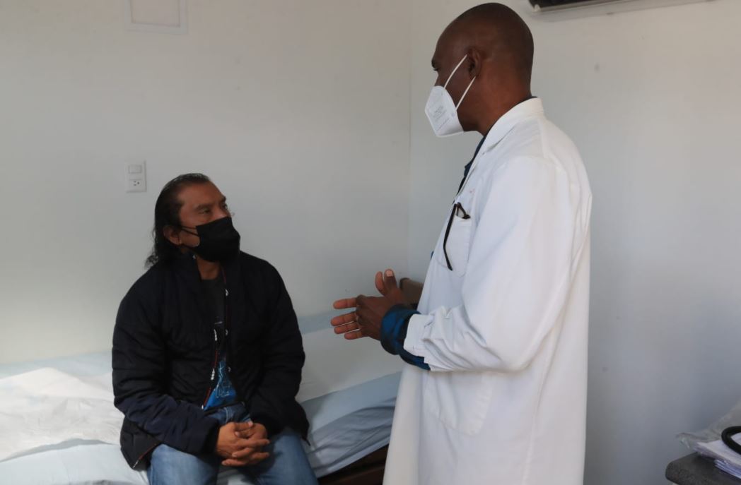 Clínica que funciona en el Hospital Temporal Parque de la Industria para atender y evaluar a pacientes postcovid-19. (Foto Prensa Libre:  Byron García)