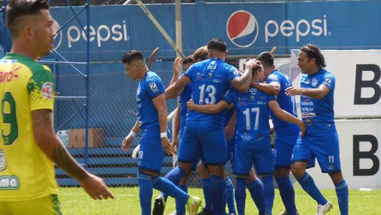 Los futbolistas de Cobán Imperial festejan el 2-0 conseguido por Robin Betancourth ante Nueva Concepción. (Foto Prensa Libre: Liga Nacional Facebook)