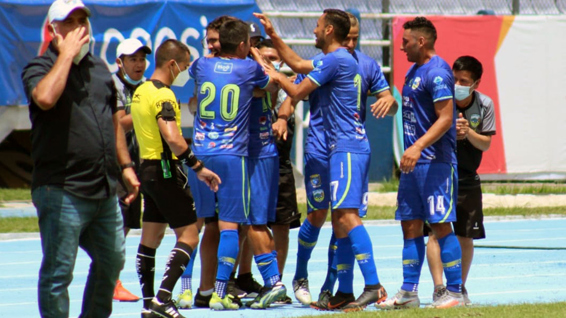 Los jugadores de Sololá (azul) festejan el 0-1 ante los gritos del entrenador de Comunicaciones Willy Olivera. (Foto Prensa Libre: LigaGt)