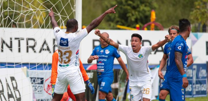 Comunicaciones suma una victoria en Cobán y toma el liderato del Apertura 2021