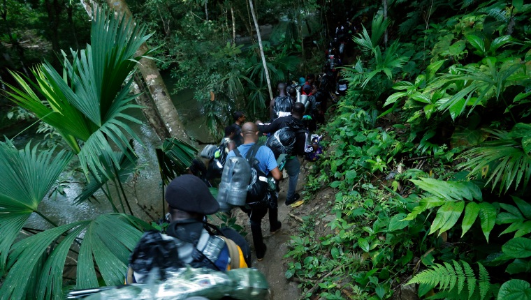 Un grupo de haitianos comienza a internarse en la selva del Darién, Panamá. Miles esperan en la frontera entre ese país y Colombia a que se les permita el paso. (Foto Prensa Libre: EFE)