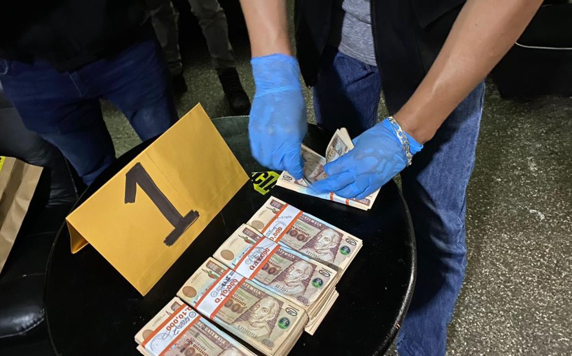 En los inmuebles allanados fueron localizados unos Q130 mil, en julio de 2020. 