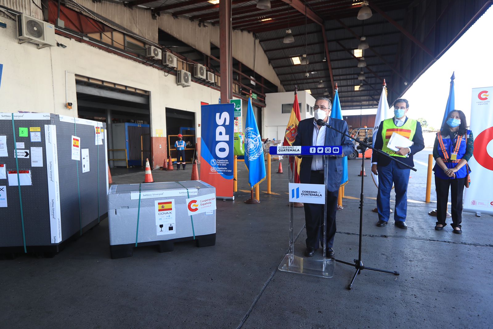 El ministro Francisco Coma, durante la entrega de más de 151 mil dosis de vacunas AstraZeneca. (Foto Prensa Libre: Élmer Vargas)