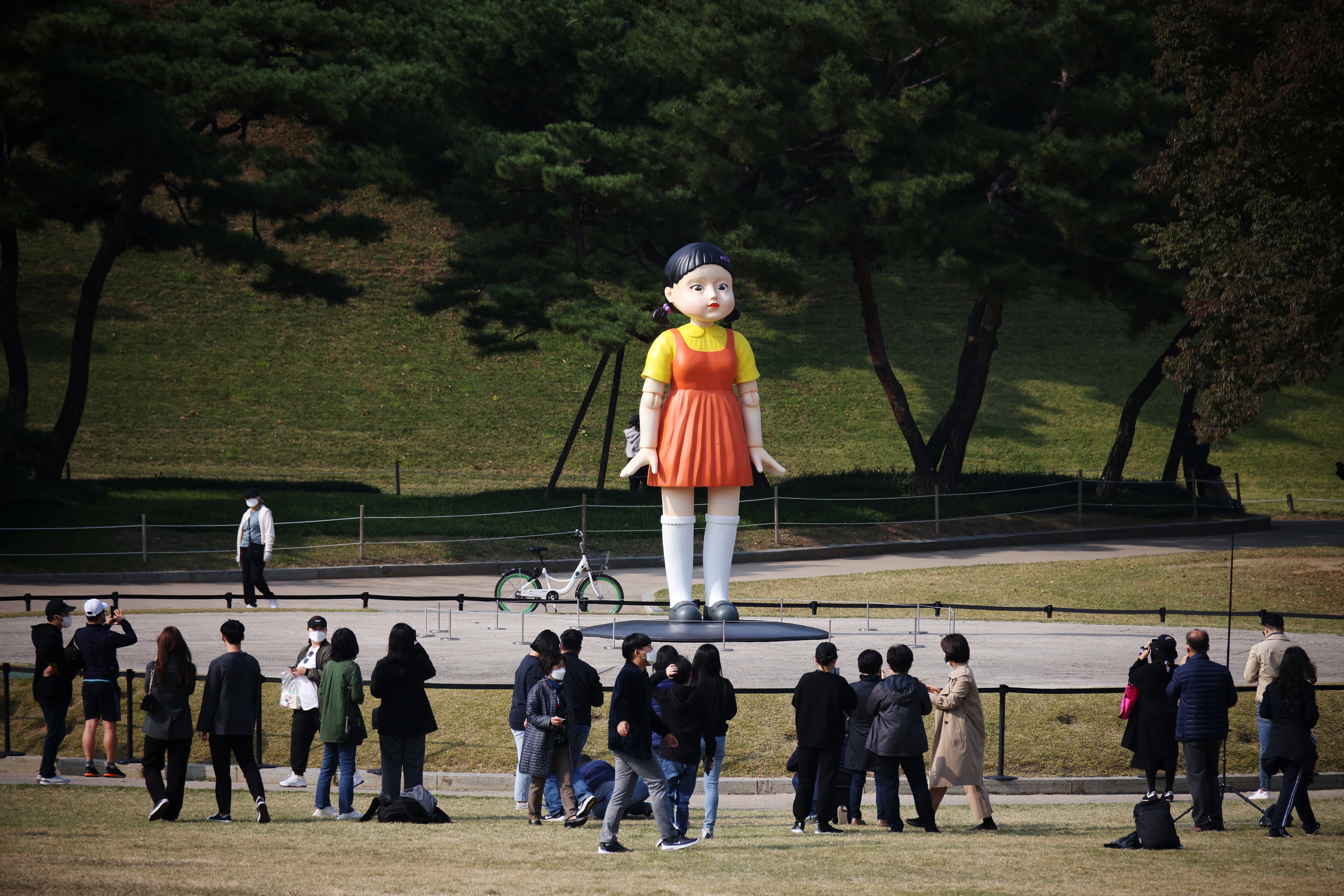Muñeca gigante llamada "Younghee" de la serie de Netflix "El juego del calamar", en instalación en parque en Seúl, Corea del Sur. (Foto Prensa Libre: Reuters)
