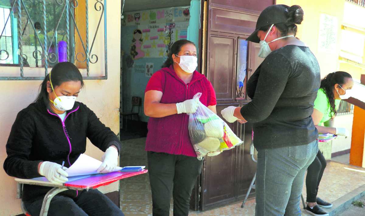 Con la pandemia, la alimentación escolar en las escuelas se suspendió, y se cambió por la entrega de bolsa de alimentos a los padres de familia. (Foto Prensa Libre: Hemeroteca PL)