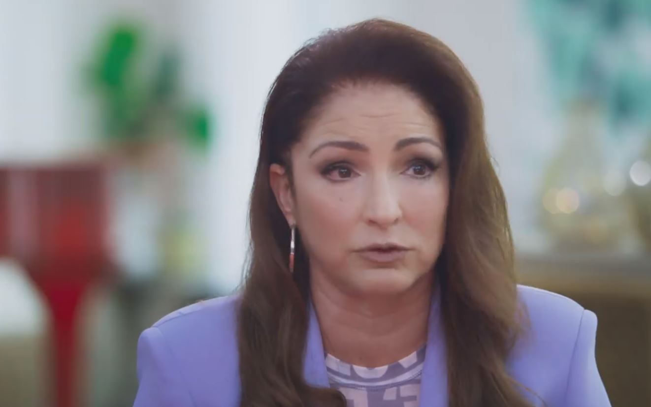 Gloria Estefan revela que fue abusada sexualmente cuando tenía 9 años. (Foto Prensa Libre: Facebook Watch)