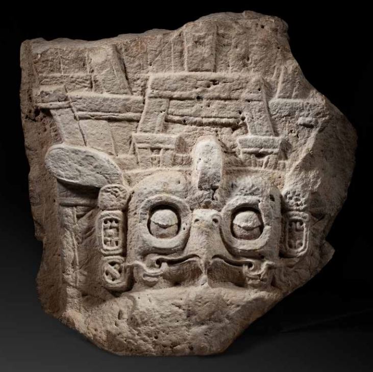 Fragmento de la estela No. 9 del sitio arqueológico Piedras Negras en Petén, recuperado por Guatemala. (Foto Prensa Libre: Ministerio de Cultura y Deportes)