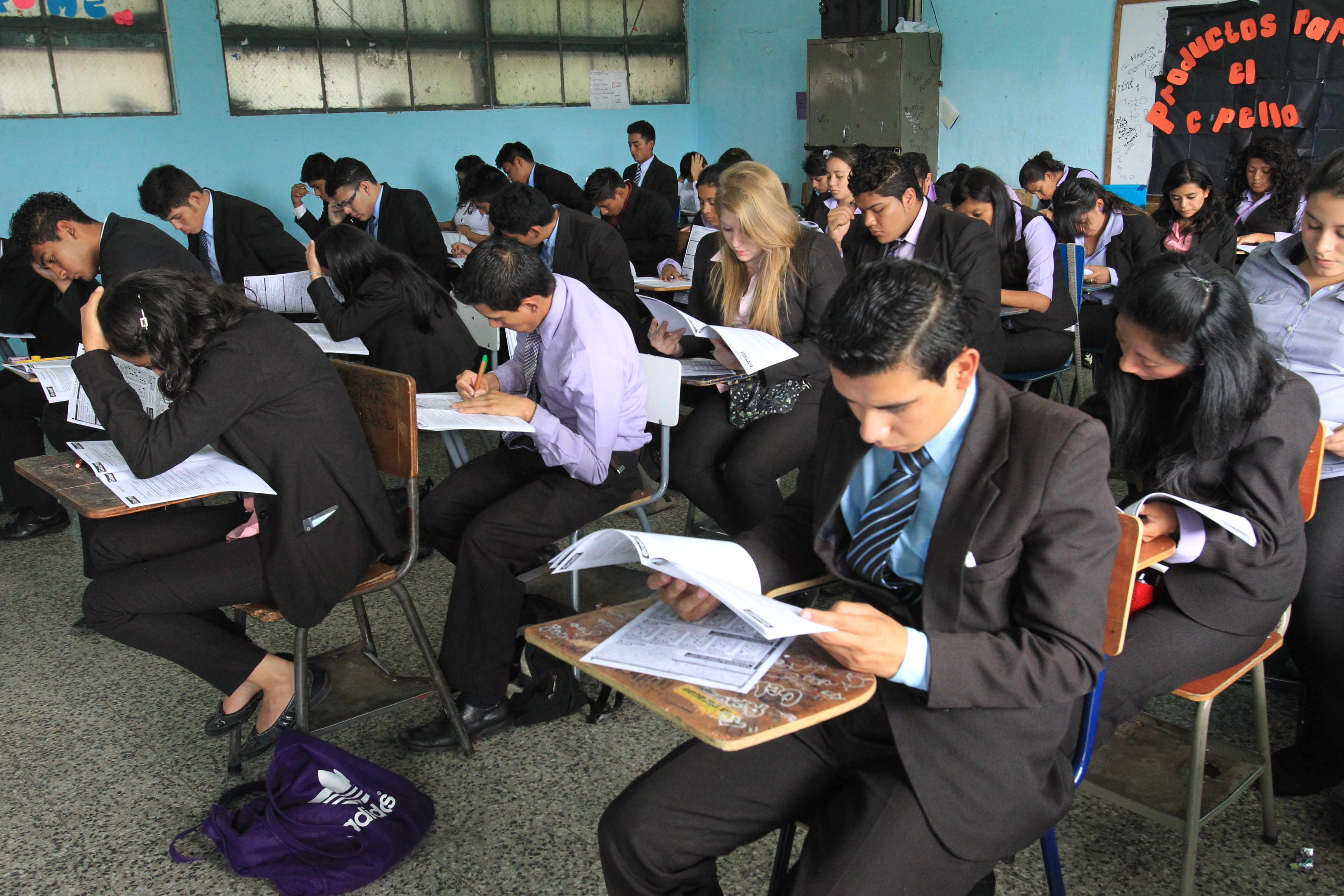 El Mineduc cambiará el papel y lápiz en la prueba de graduandos para hacer la evaluación en línea. (Foto Prensa Libre: Hemeroteca PL)