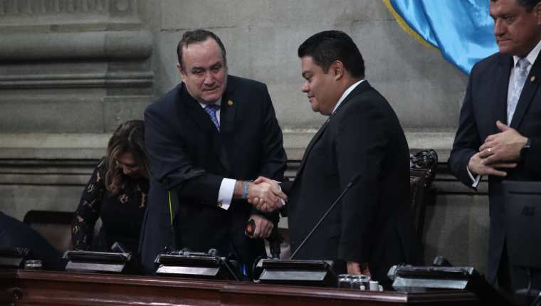 El presidente Alejandro Giammattei saluda a Allan Rodríguez. previo a entregar la presidencia del Congreso. (Foto Prensa Libre: Hemeroteca PL)
