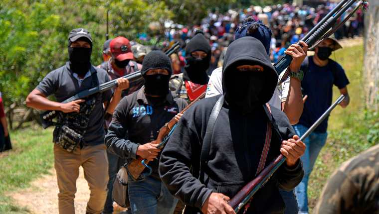 Grupo de autodefensas en el municipio de Pantelho, estado de Chiapas, (México. (Foto Prensa Libre: EFE)