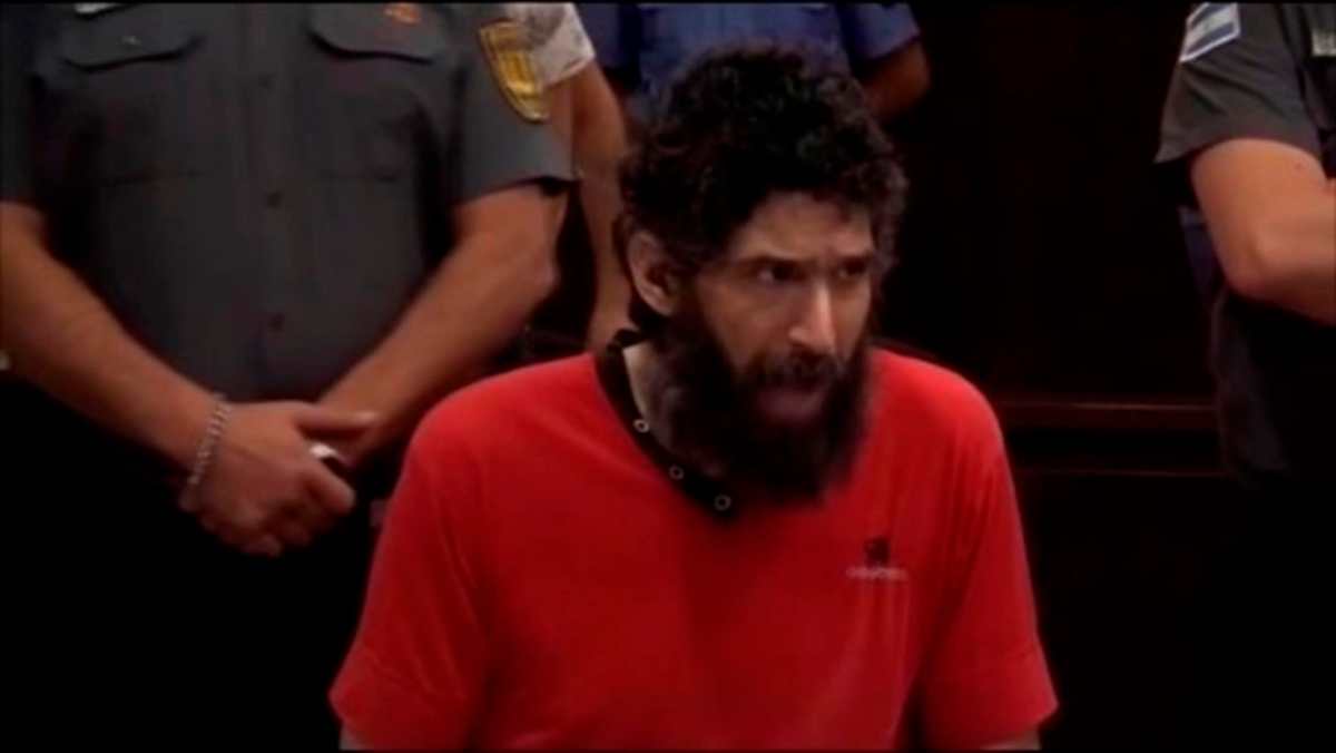 Comienza el juicio al “hombre gato”, quien mató a su mamá y a su tía en Argentina, pero lo sacan de la audiencia por no dejar de “maullar”
