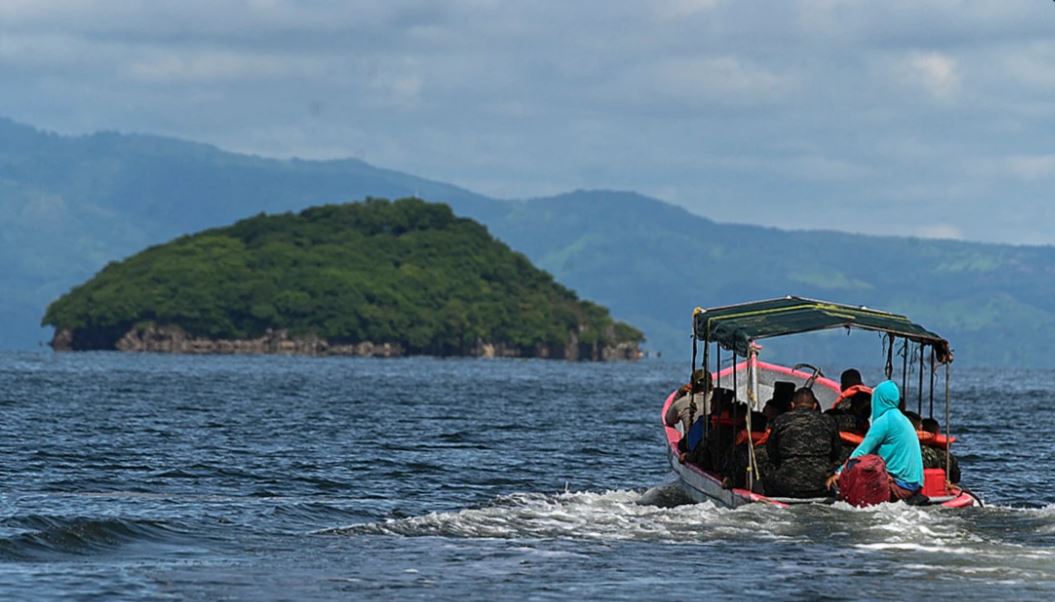 Soldados del Ejército y miembros de la Base Naval de Honduras se dirigen a la Isla Conejo -120 kms al sur de Tegucigalpa- para izar la bandera nacional, el 1 de septiembre de 2021. (Foto Prensa Libre: EFfffffffffE)