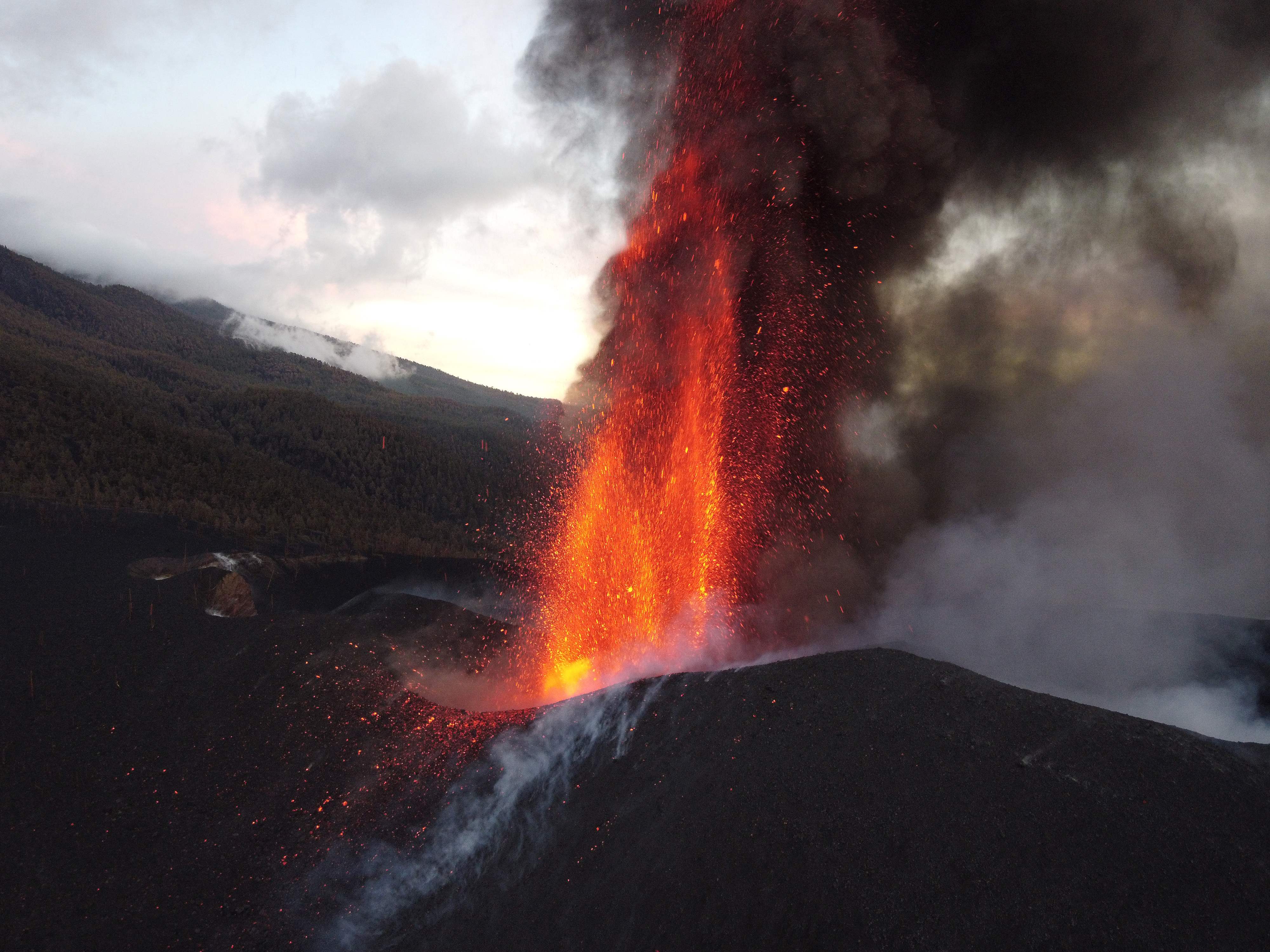 El volcán Cumbre Vieja arrojando lava, cenizas y humo, en Los Llanos de Aridane en la isla canaria de La Palma. (Foto Prensa Libre: AFP)