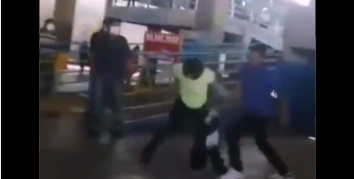 Qué se sabe del nuevo video en el que un empleado de la Municipalidad de Guatemala se va a los golpes contra un ayudante de autobús