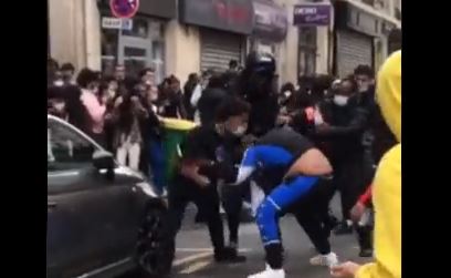 Fans del Juego del Calamar se lían a golpes en las calles de París, Francia. (Captura: @Squiidrific/Twitter)