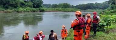 La niña de 10 años había sido arrastrada por la corriente del río Tzununá el jueves pasado. (Foto Prensa Libre: Bomberos Voluntarios)