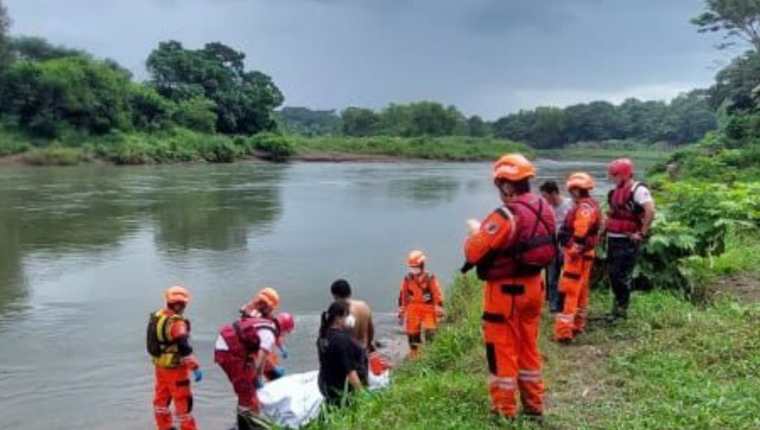 La niña de 10 años había sido arrastrada por la corriente del río Tzununá el jueves pasado. (Foto Prensa Libre: Bomberos Voluntarios)