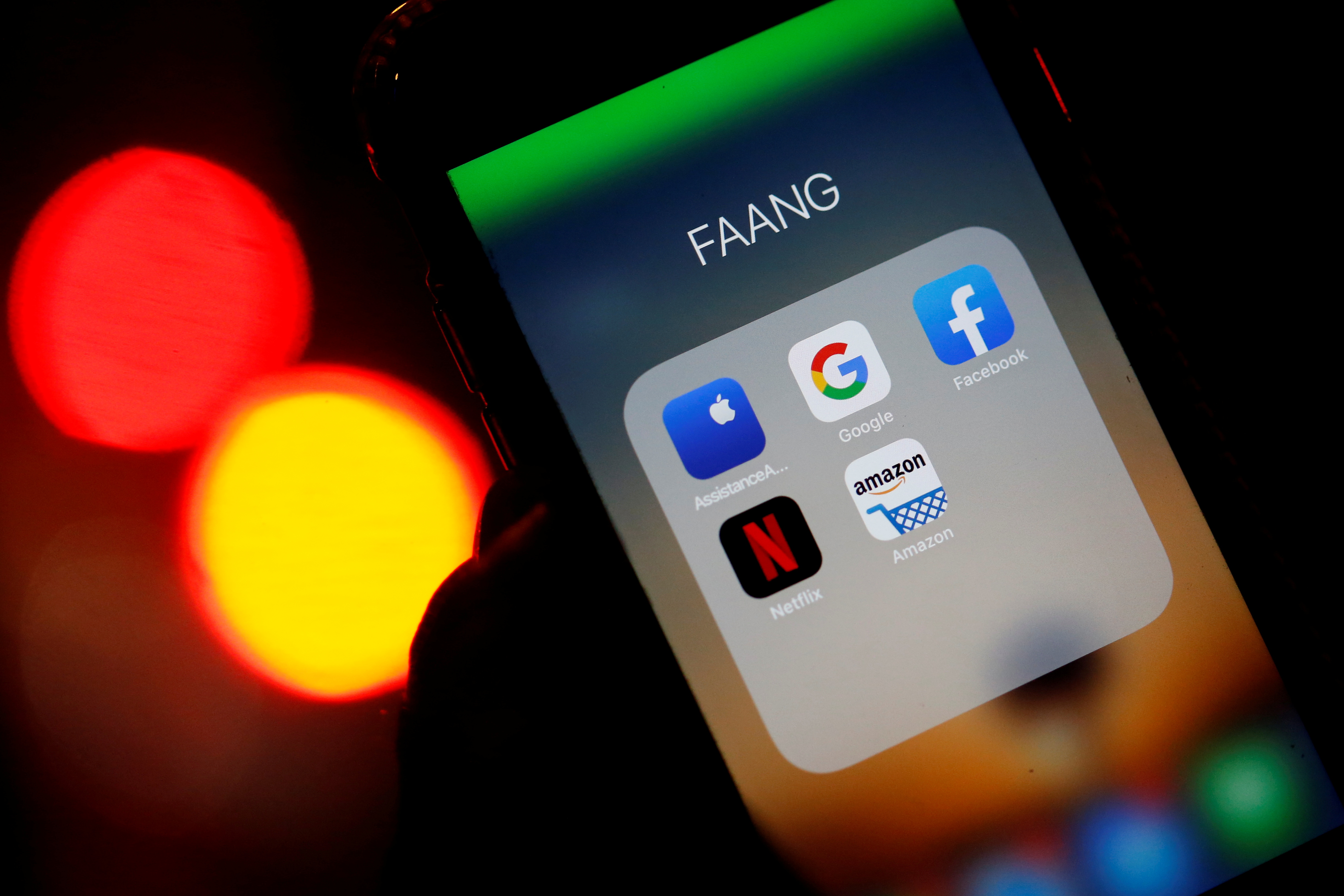 Los logotipos de las aplicaciones móviles, Google, Amazon, Facebook, Apple y Netflix, se muestran en una pantalla en esta ilustración tomada el 3 de diciembre de 2019. (Foto Prensa Libre: Reuters)
