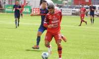 El jugador de Malacateco Matías Rotondi (rojo) gana el balón ante la marca de un rival. (Foto Prensa Libre: Liga Nacional Facebook)