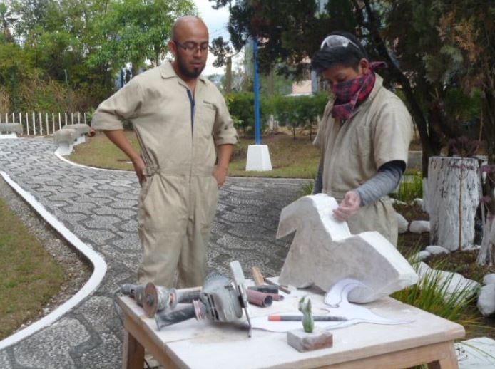 El Ministerio de Cultura seleccionará a 15 artistas escultores, para la suscripción de un contrato, por el monto de Q20 mil durante dos meses y medio. En la imagen artistas de la Escuela Nacional de Artes Plásticas Rafael Rodríguez Padilla (Foto Prensa Libre:  @enapguatemala) 