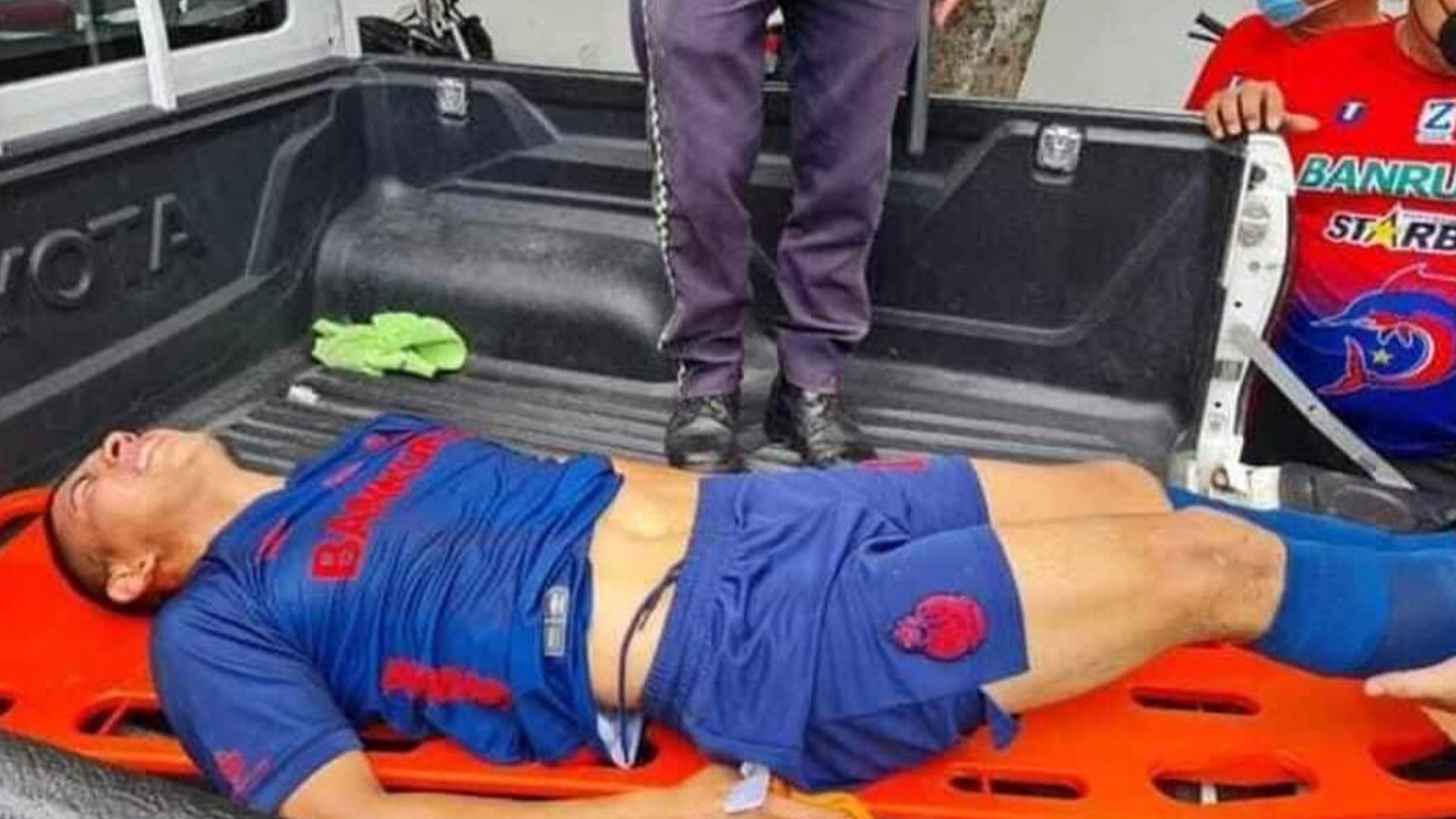 Al jugador de Municipal John Méndez lo transportaron en un picop del a Policía Municipal de Tránsito de Iztapa tras su lesión de peroné. Foto Prensa Libre: Invictos_Guate.