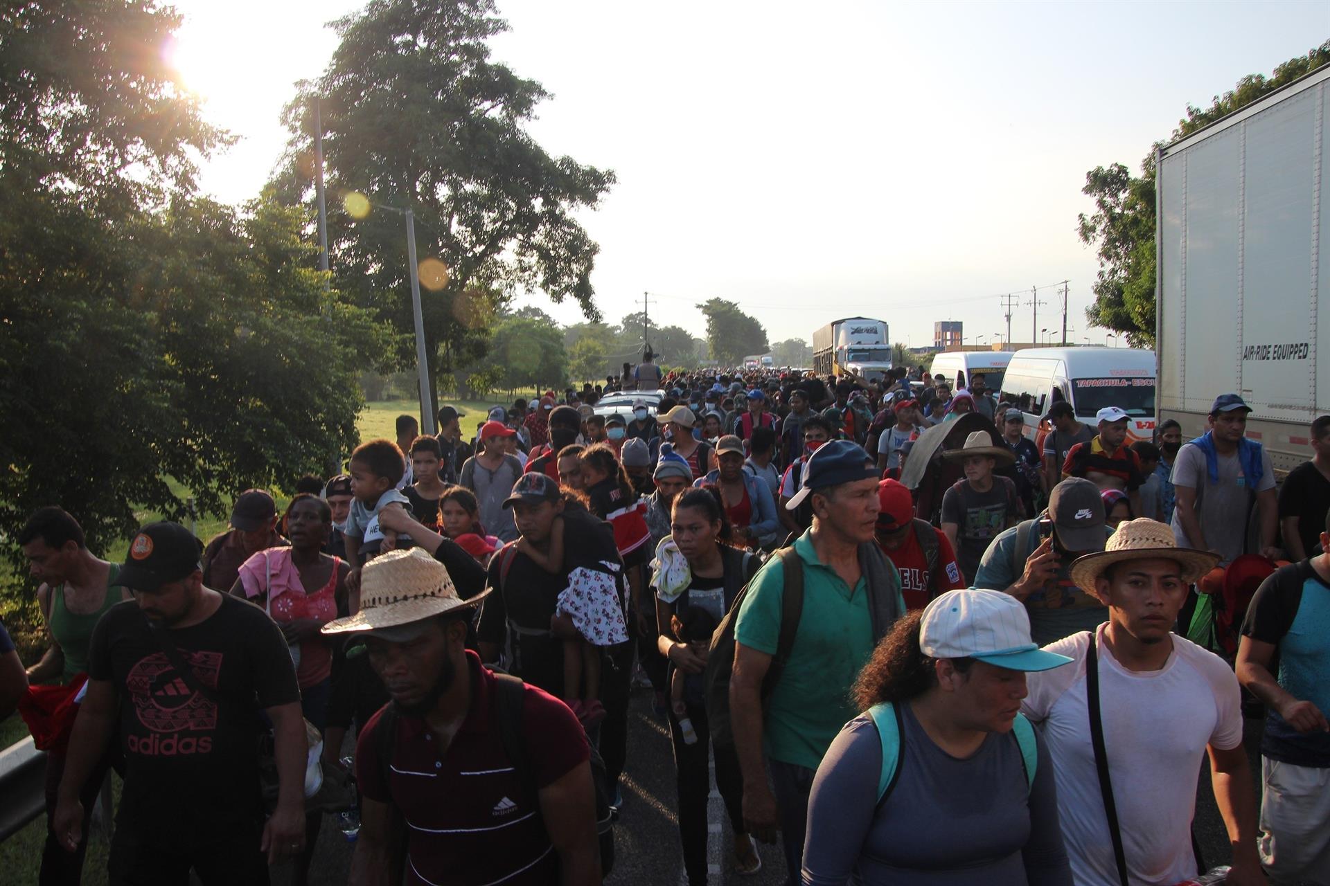 Migrantes caminan en caravana por el municipio de Huehuetán, en el estado de Chiapas, México.  (Foto Prensa Libre: EFE)