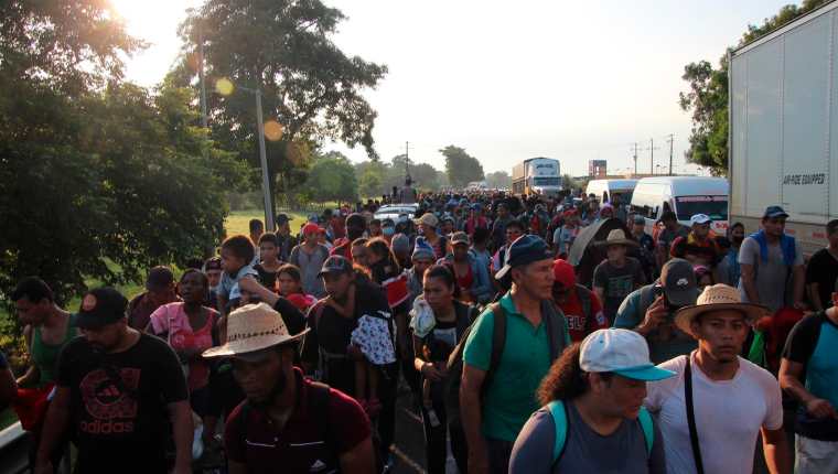 Migrantes caminan en caravana por el municipio de Huehuetán, en el estado de Chiapas, México.  (Foto Prensa Libre: EFE)