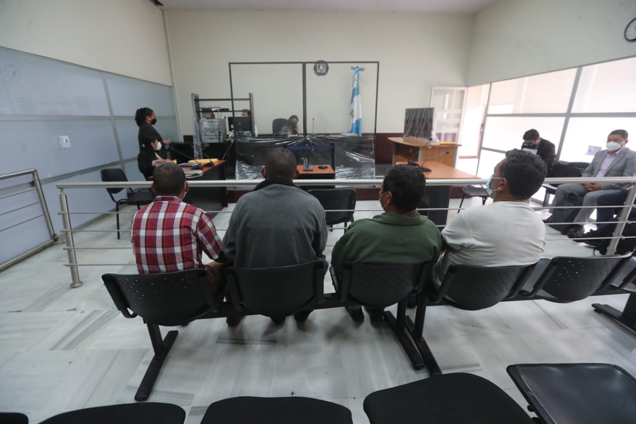 Los cuatro veteranos militares fueron ligados a proceso por el delito de terrorismo. (Foto Prensa Libre: Erick Ávila)
