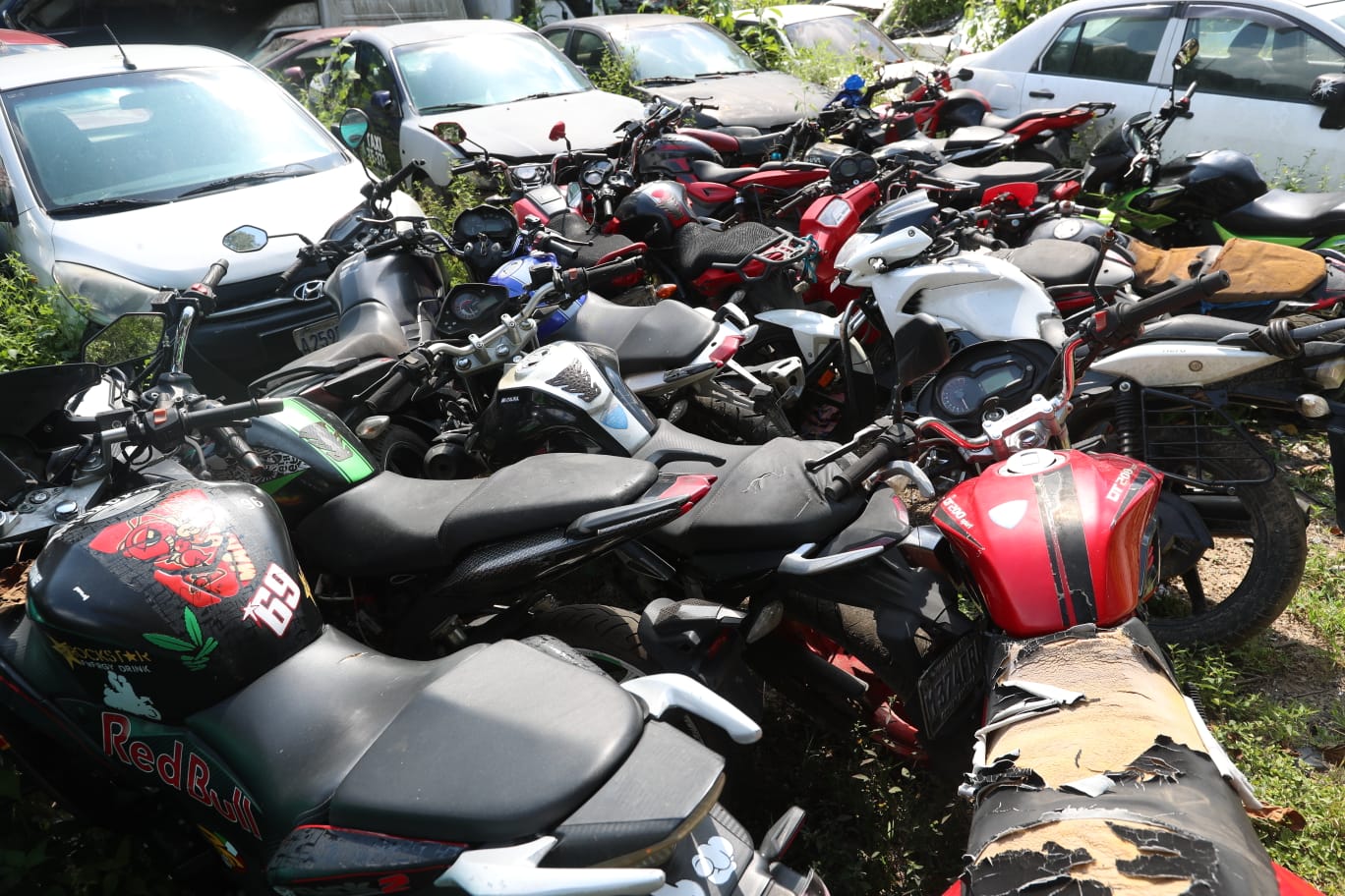 Muchas de las motos consignadas por la PNC no son reclamadas. (Foto Prensa Libre: María José Bonilla)