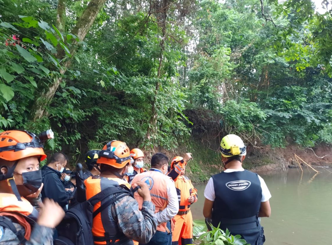 Cuerpos de socorro y autoridades en el lugar donde fue hallado el cuerpo de Mauricia Maribel Pérez Xiloj, en Cuyotenango, Suchitepéquez. (Foto Prensa Libre: Conred)